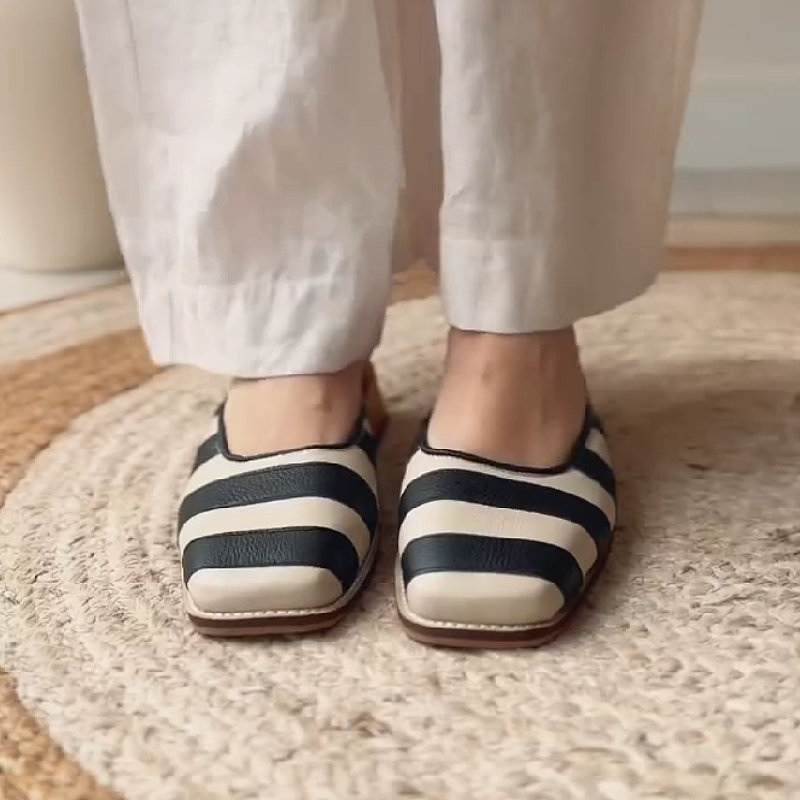 Two-tone Striped Closed-toe Slippers